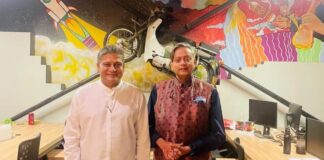 ඉන්දීය ලෝක් සභා මන්ත්රී ශෂීගෙන් ශ්රී ලංකා පාර්ලිමේන්තු මන්ත්රී දිලිත් ජයවීරට සහතිකයක්